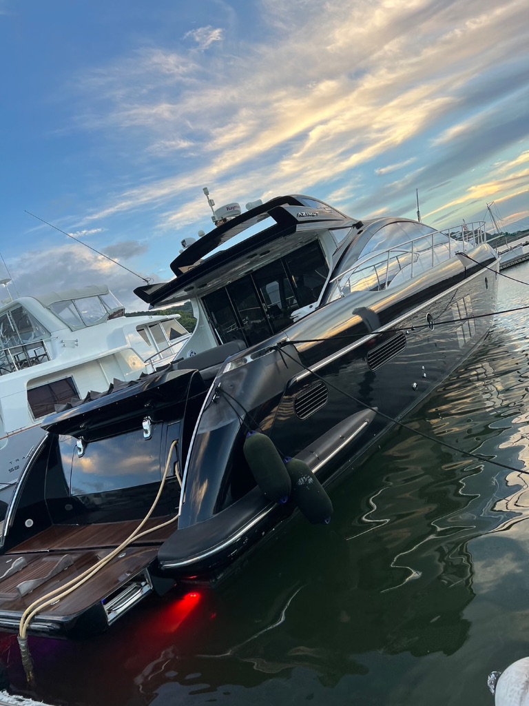 Azimut ダスクリアビュー - 高級クルーザー販売