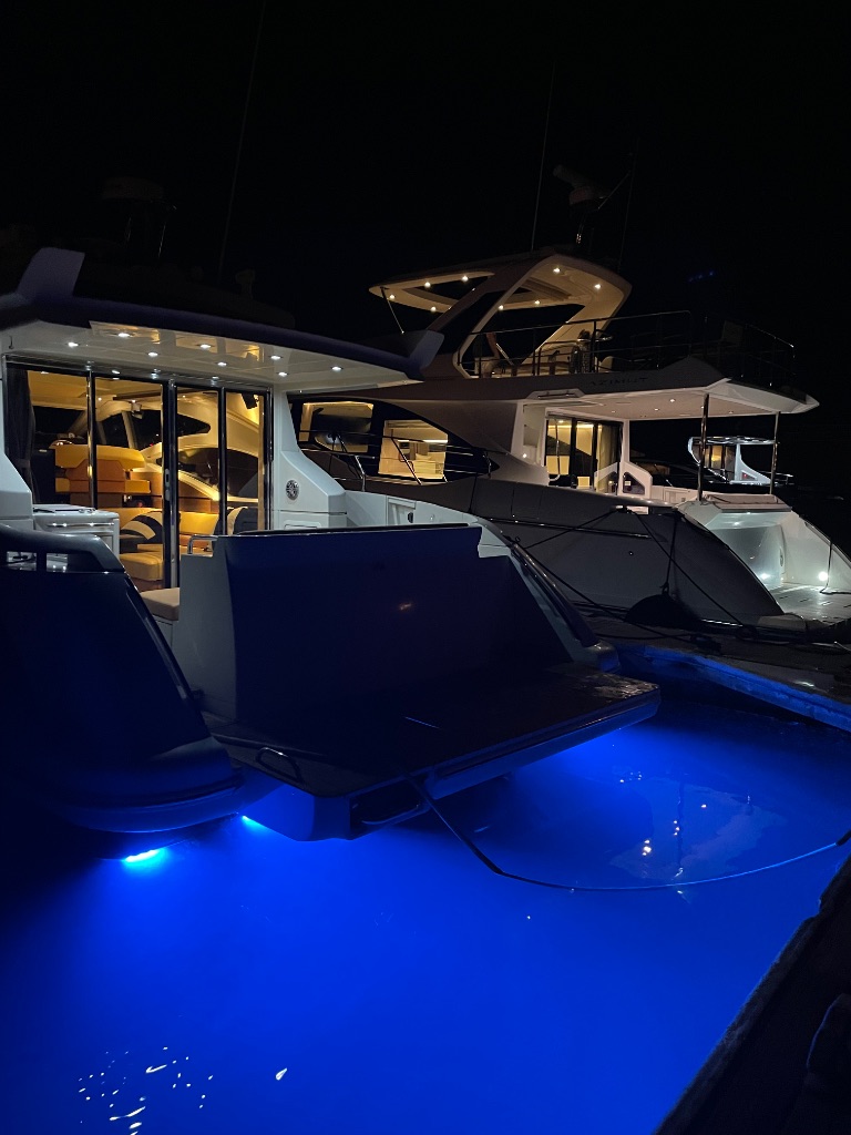マリーナ ブルーLED ナイトビュー - クルーザー販売HI-TOP YACHTS